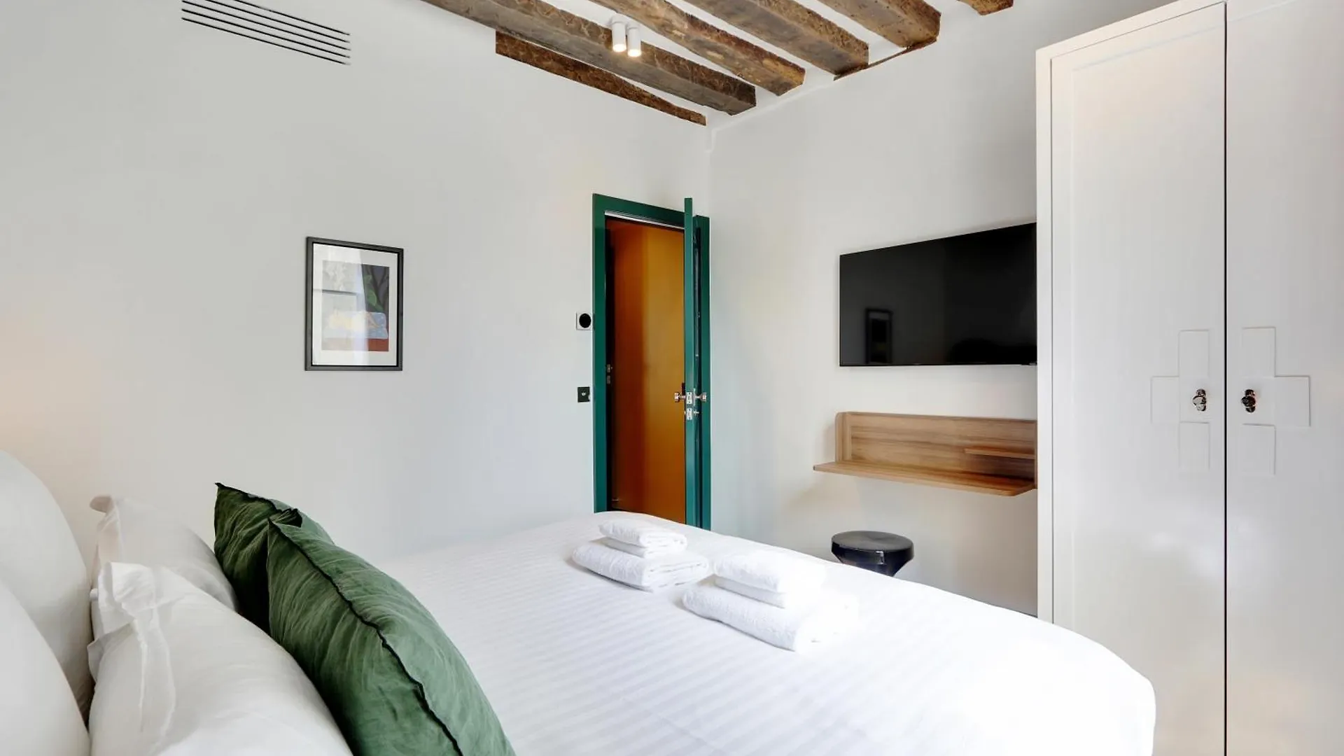 Paris Home Collection Serviced Apartments In Notre Dame - Rue Savoie