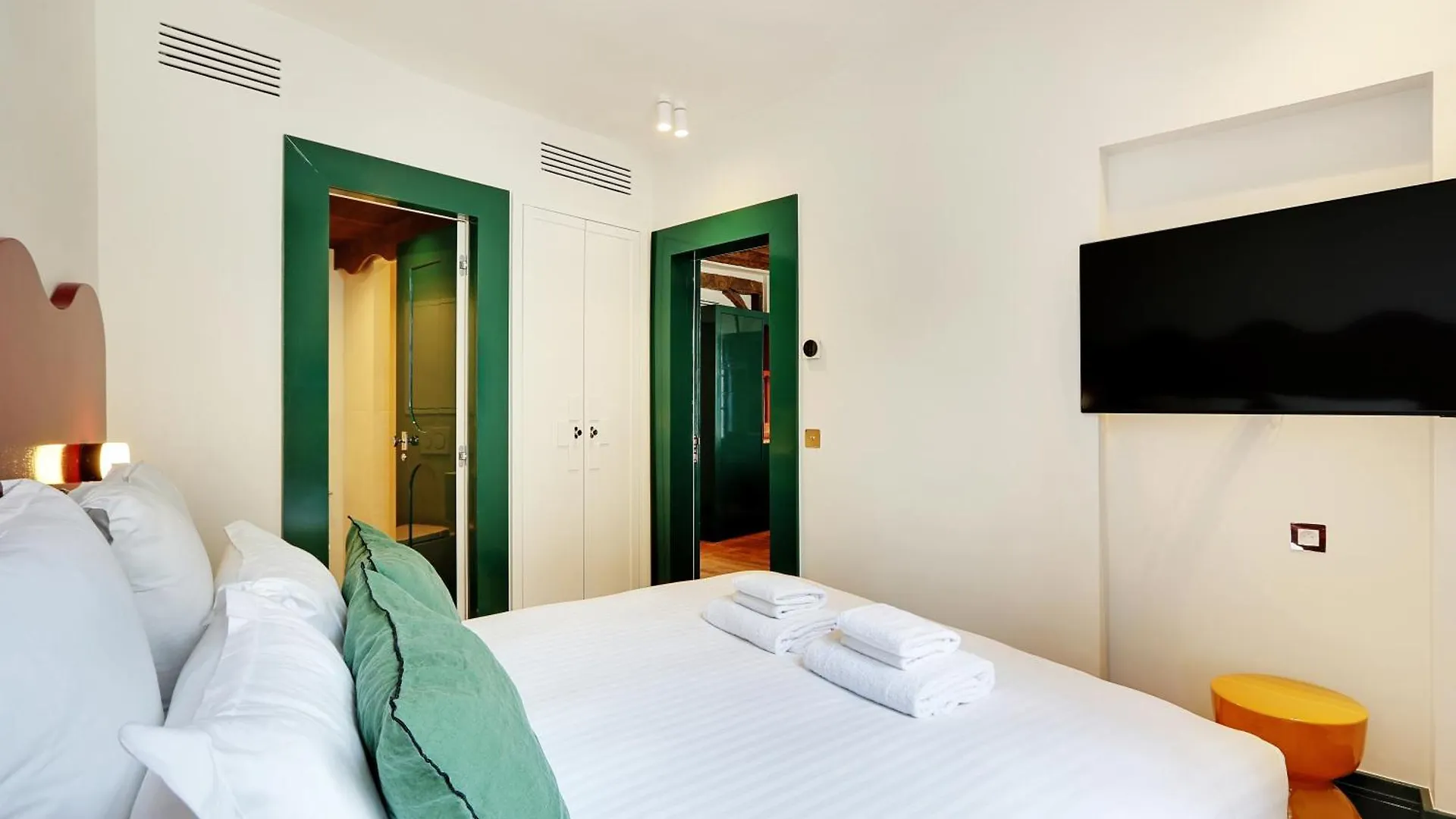Paris Home Collection Serviced Apartments In Notre Dame - Rue Savoie